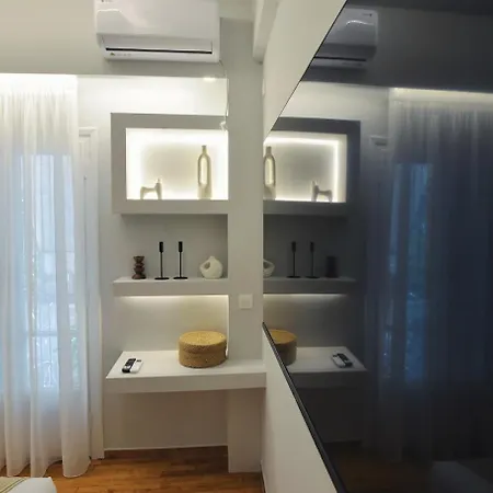 Seren Near Victoria Metro-earthy Tones & Comfort