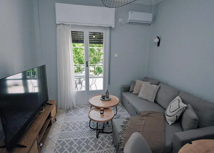 Seren Near Victoria Metro-earthy Tones & Comfort *