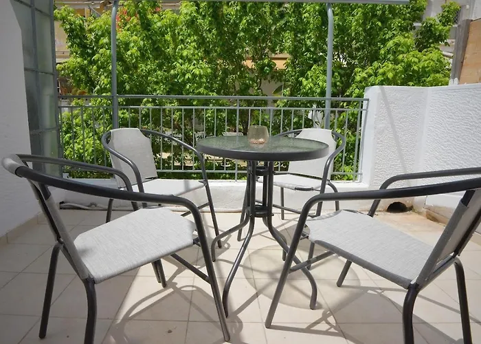 Seren Near Victoria Metro-earthy Tones & Comfort *